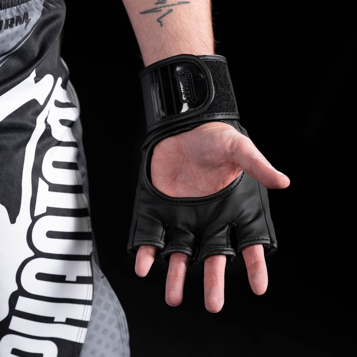 Die offene Handfläche der Phantom Apex MMA Handschuhe garantiert mehr Halt beim Bodenkampf
