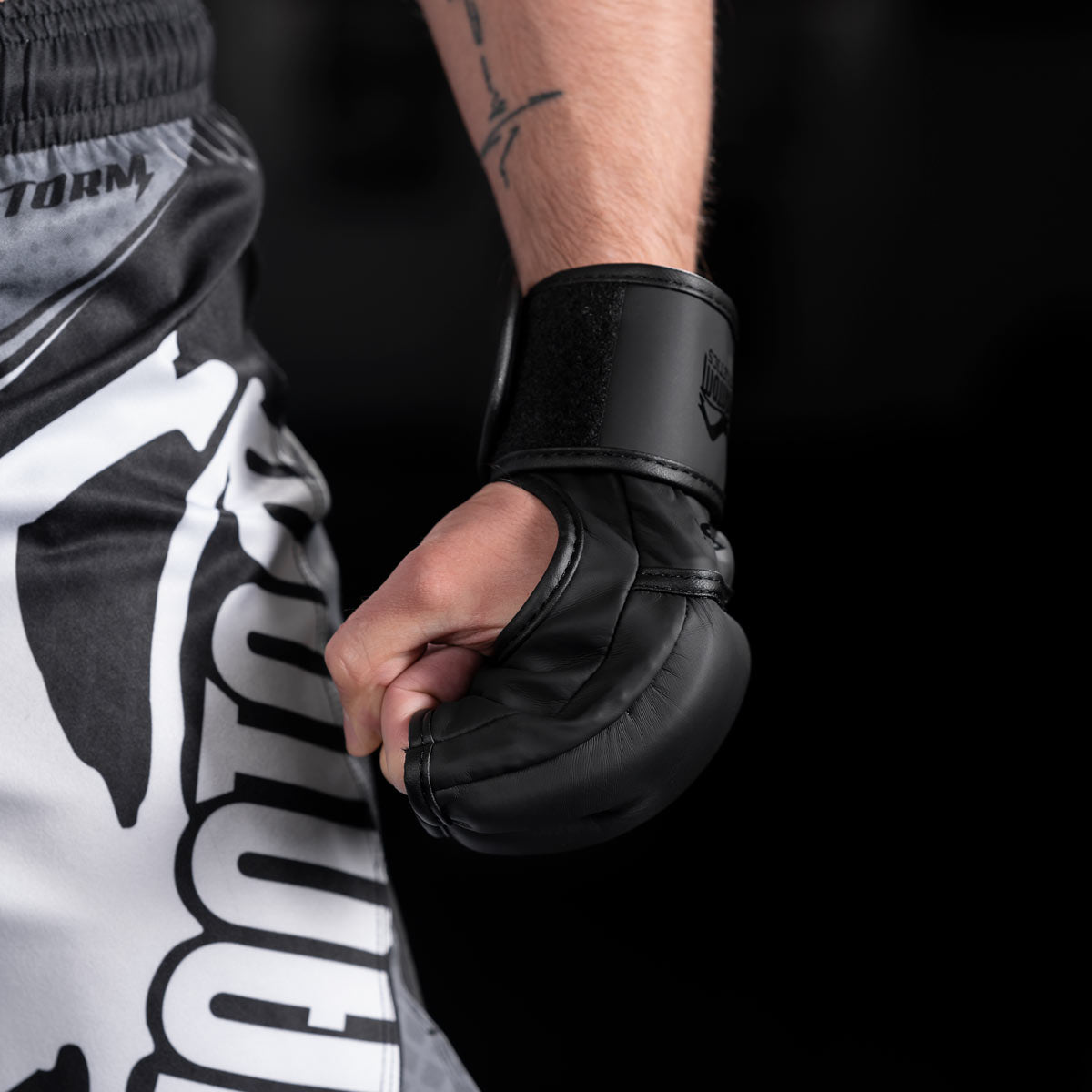 Die dünne Polsterung der Phantom APEX MMA Fight Handschuhe für mehr Knockout Power beim Kampf
