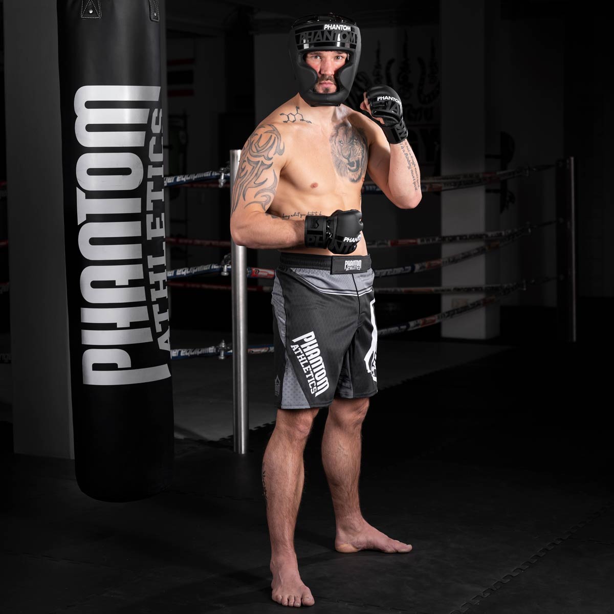 MMA Fighter im Gym mit dem Phantom Full Face Kopfschutz und den Phantom Apex Fight Handschuhen