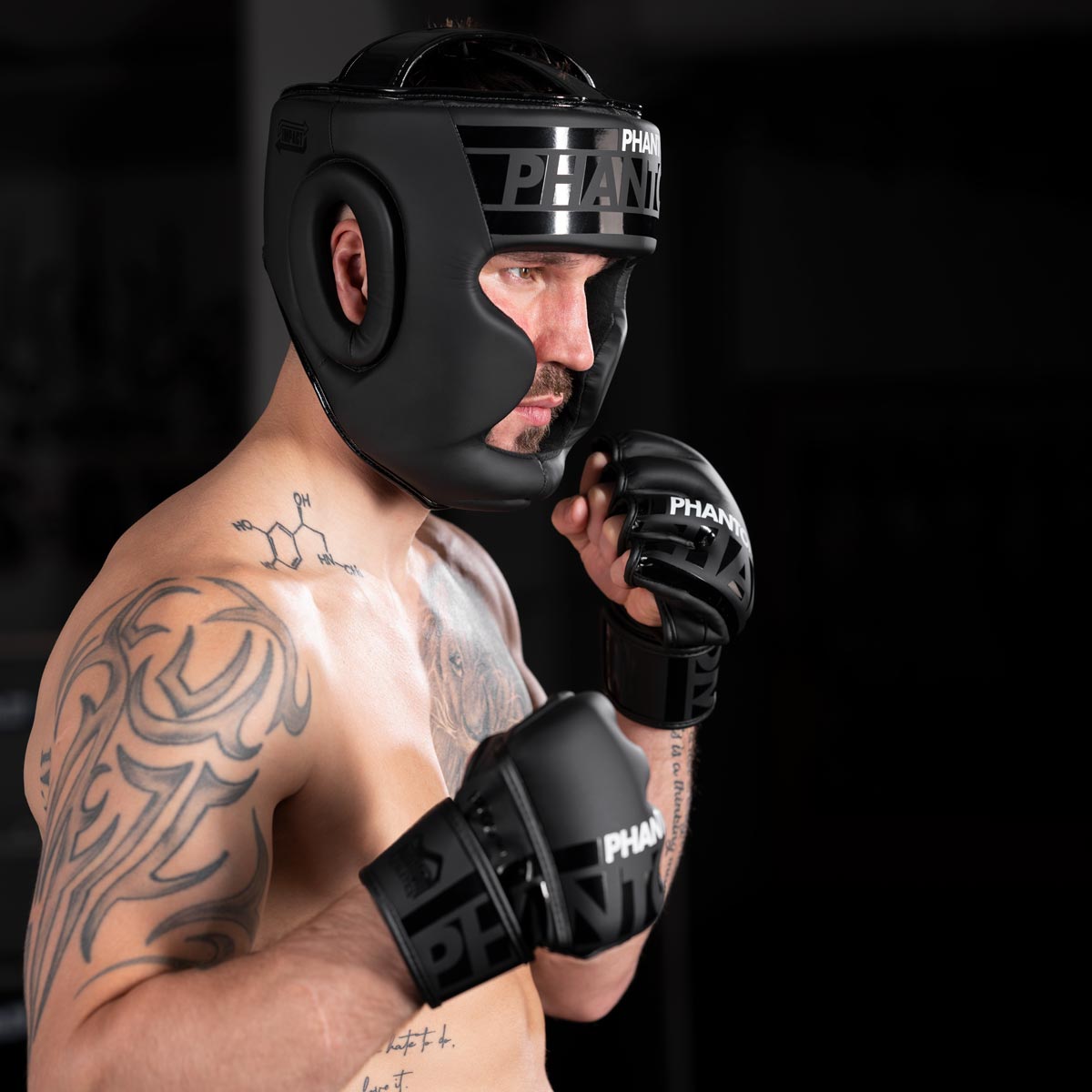 Fighter im Kampfsport Training mit dem Phantom Apex Full Face Kopfschutz und den Phantom APEX Fight Handschuhen
