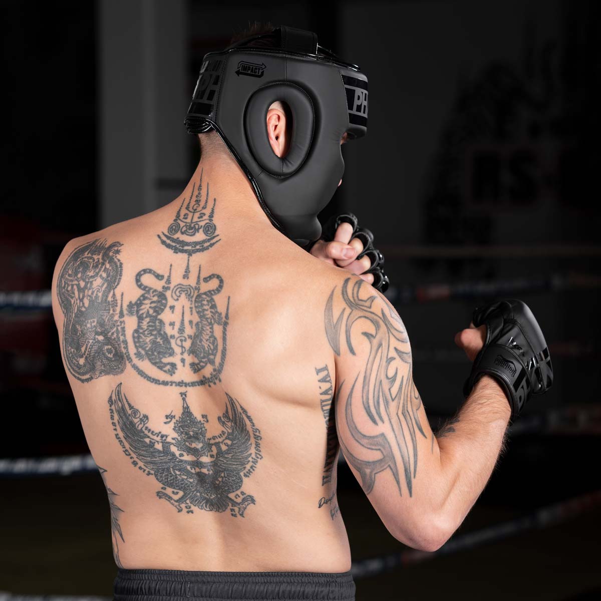 Muay Thai Fighter im Gym mit dem Phantom Apex Full Face Kopfschutz