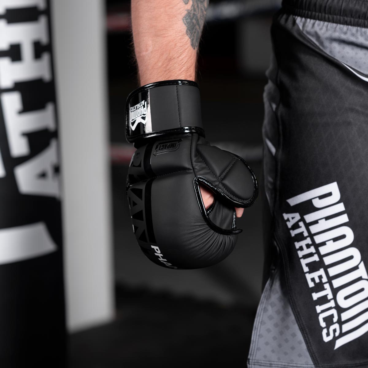 Die Phantom APEX MMA Sparring Handschuhe im Gym