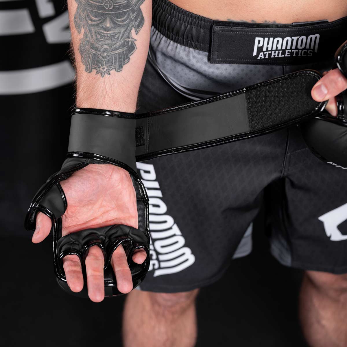 Der lange Klettveschluss der Phantom APEX Neon MMA Handschuhe sorgt für ein stabiles Handgelenk im Training und Sparring