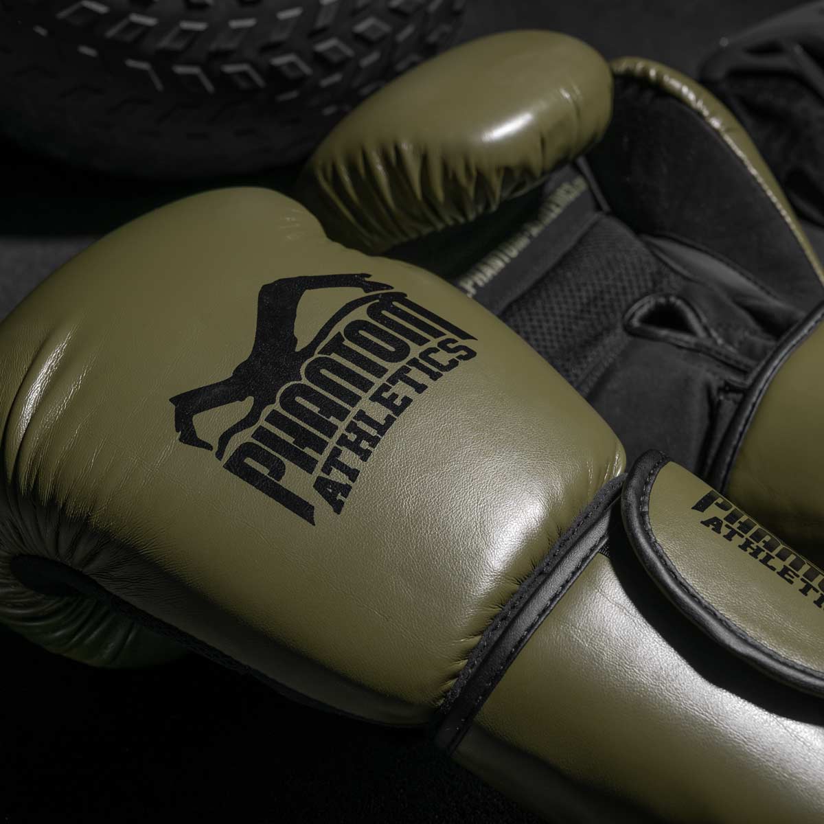 Die Phantom Elite ATF Boxhandschuhe für dein Kampfsport Training. Profi Boxhandschuhe mit fantastischer Polsterung, Mesh Einsatz im Innenhandbereich sowie einem überragenden Handgelenkssupport. 