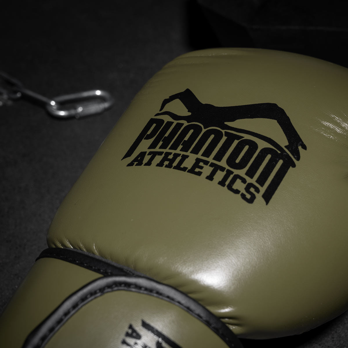 Die Phantom Elite ATF Boxhandschuhe für dein Kampfsport Training. Profi Boxhandschuhe mit fantastischer Polsterung, Mesh Einsatz im Innenhandbereich sowie einem überragenden Handgelenkssupport. 