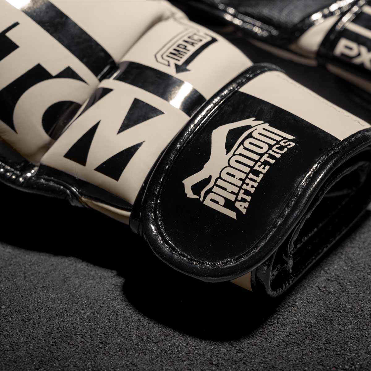 Der Print auf den Phantom APEX Sparring MMA Handschuhe in Sandfarben