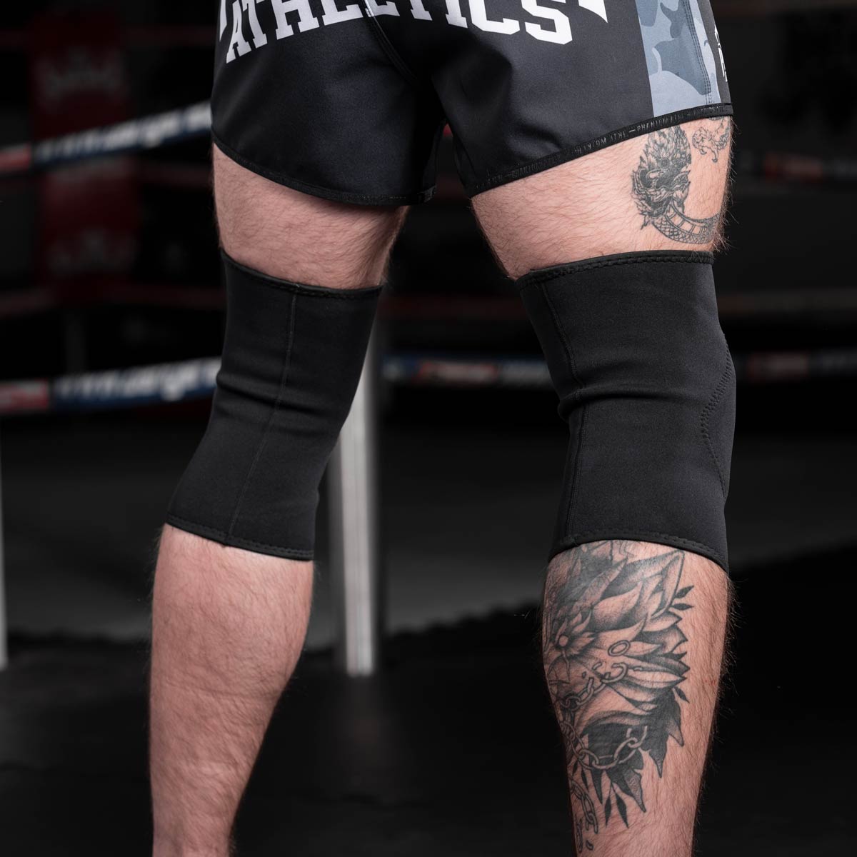 Die Rückseite der Phantom MMA Knieschützer APEX beim Kampfsporttraining