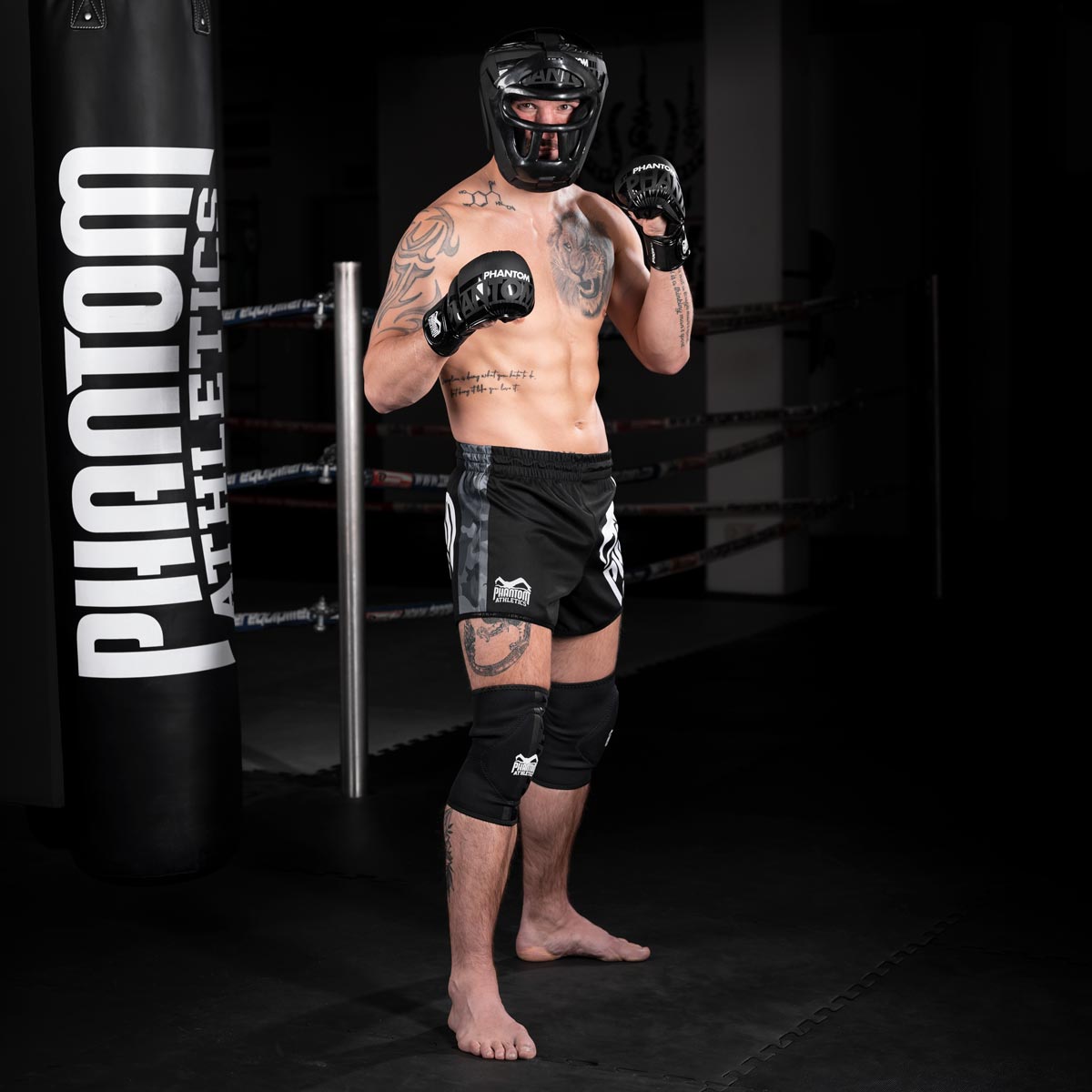 MMA Fighter im Gym mit dem Phantom Apex Cage Kopfschutz und den Phantom Apex MMA Sparringshandschuhen