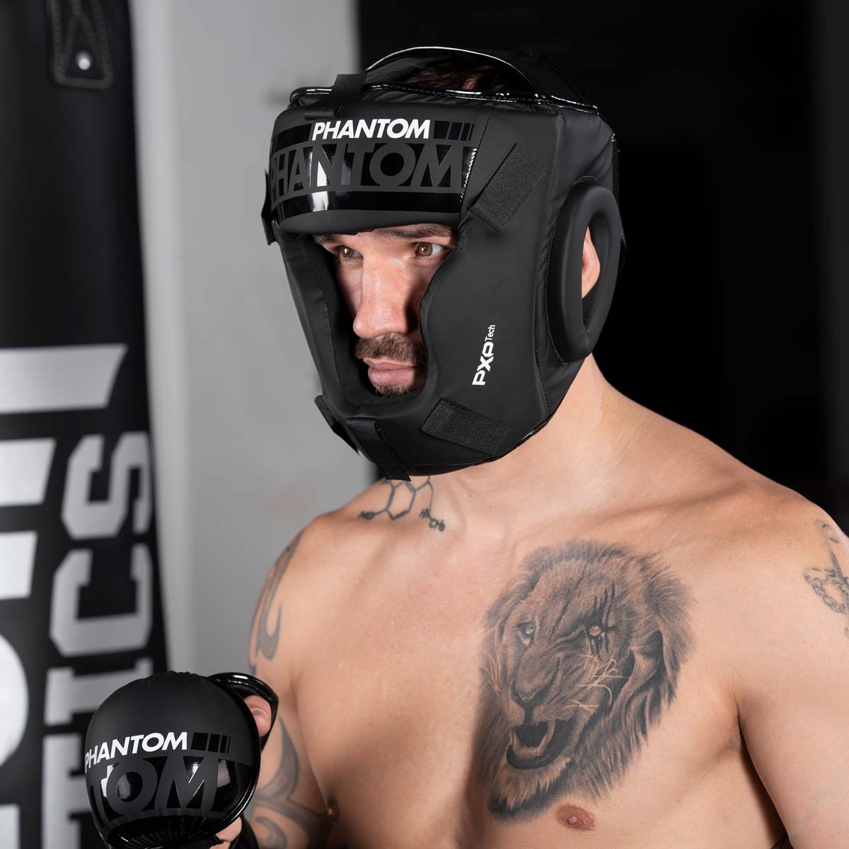 MMA Fighter im Kampfsporttraining trägt den Phantom Apex Cage Kopfschutz mit abgenommenen Gitter