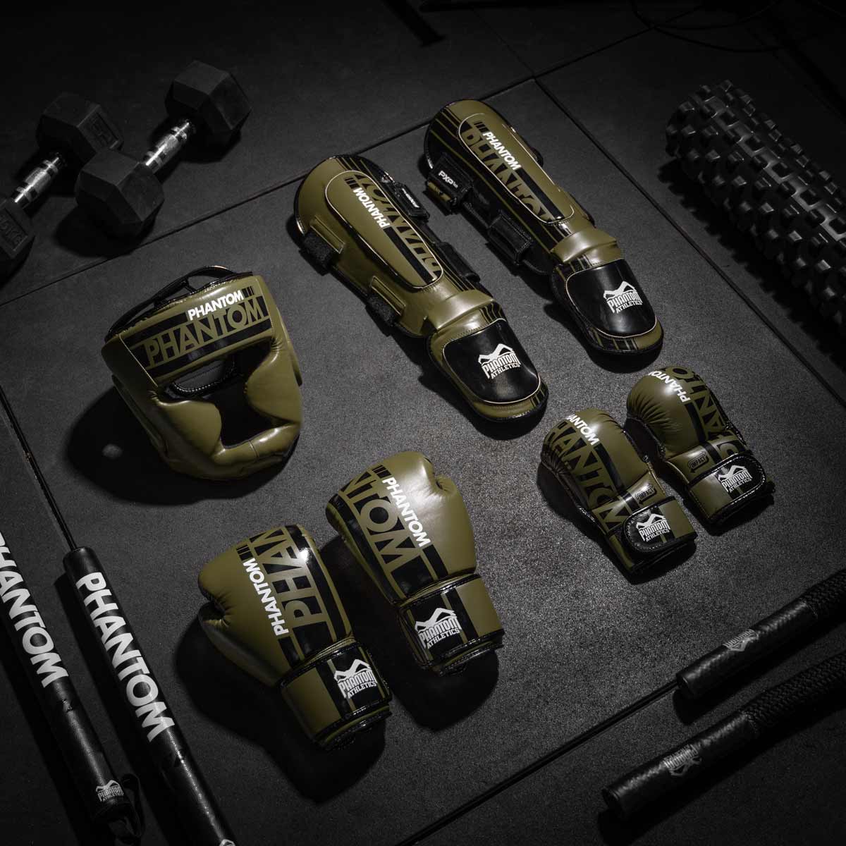 Das komplette Phantom Apex MMA Fight Equipment in Army Grün. Bestehend aus Kopfschutz, Boxhandschuhen, MMA Handschuhen und Hybrid Schienbeinschonern.