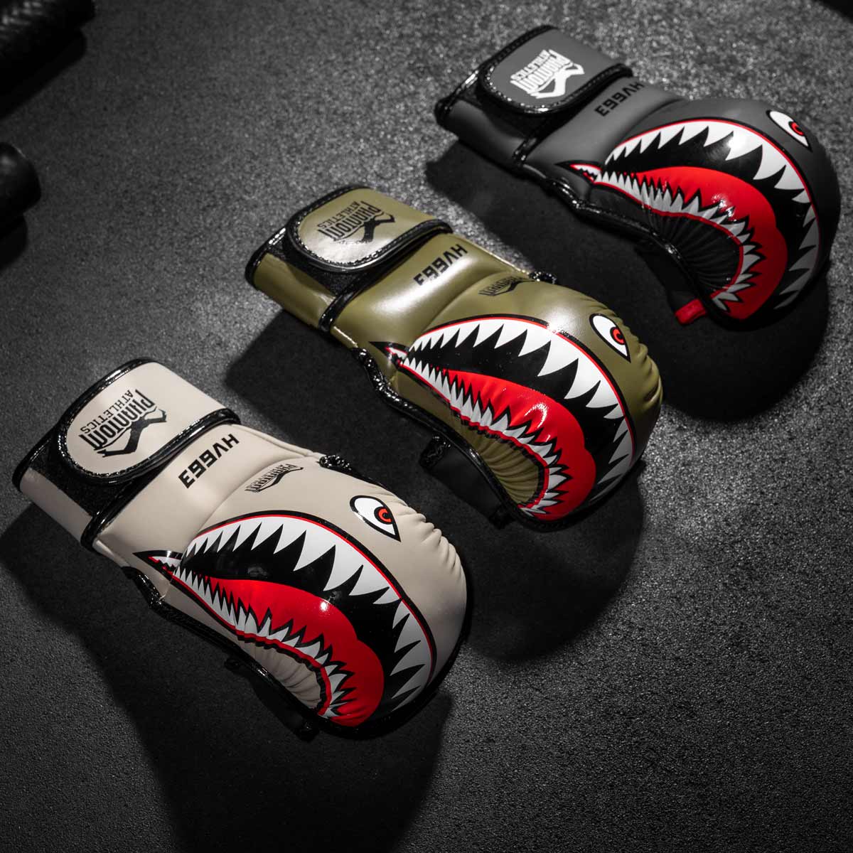 Die 3 Farbvarianten der Phantom Fight Squad MMA Sparringshandschuhe. Sand, Army und Schwarz