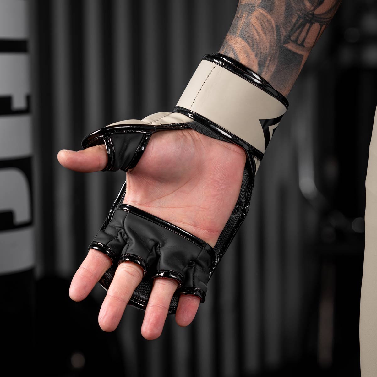 Die Innenhandfläche der Phantom MMA Sparringhandschuhe Fight Squad mit Fingerschlaufen für einen perfekten Halt