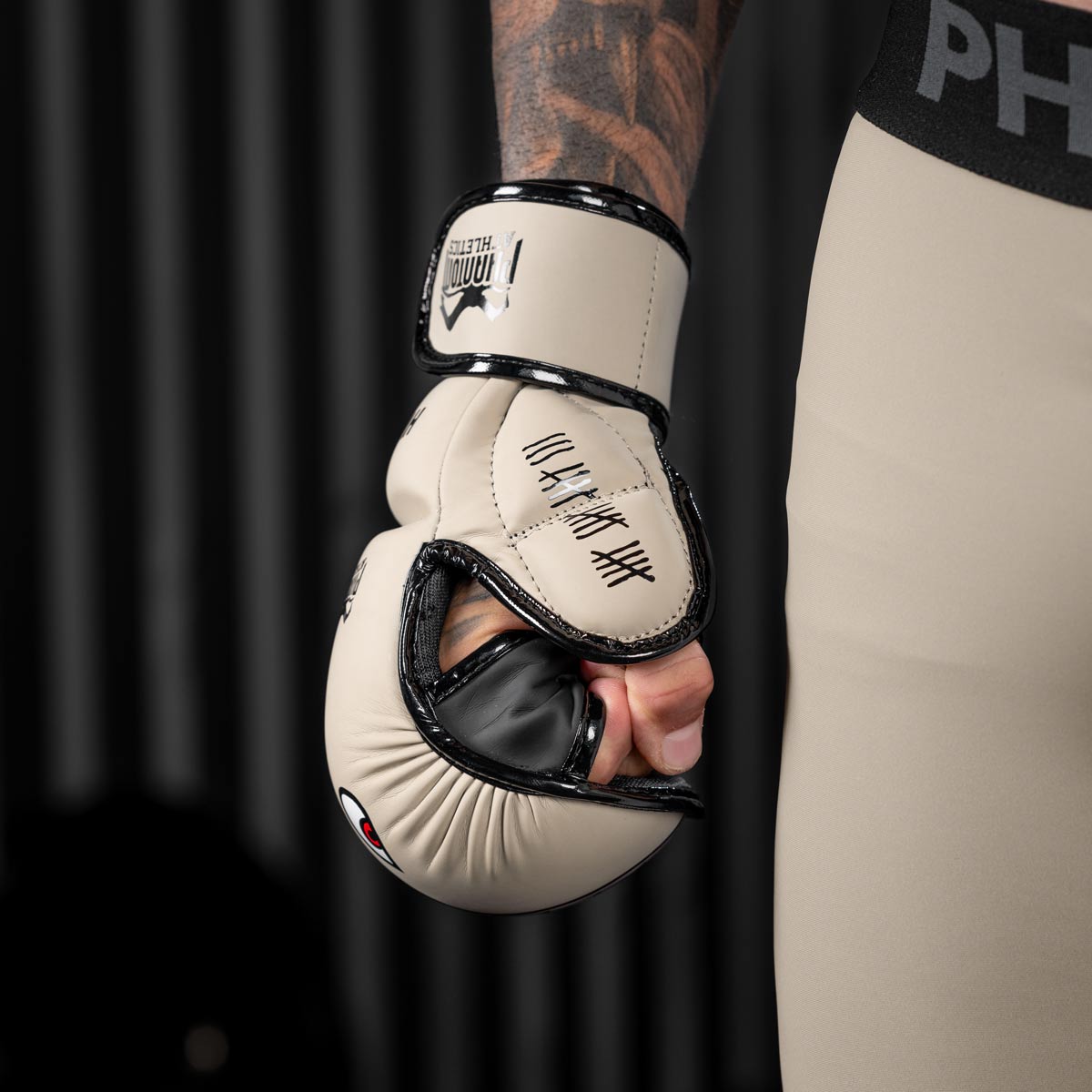 Der Daumenschutz der Phantom MMA Sparring Handschuhe Fight Squad im Detail