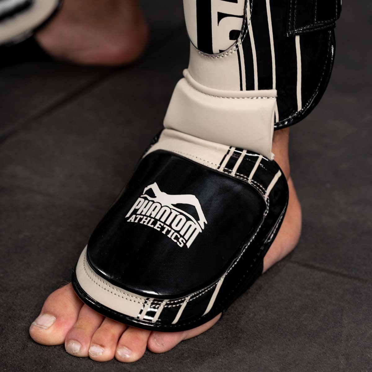 Die Apex Hybrid MMA Schienbeinschoner verfügen über ein dickes Vorderfußpadding zum Schutz der Mittelfußknochen im Training und Sparring.