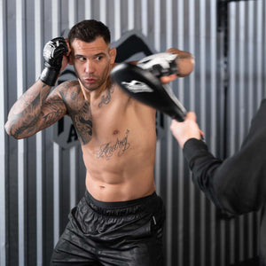 Die Phantom Boxing Paddles sind die idealen Schlagpratzen um Speed und Präzision zu trainieren. Egal ob MMA, Boxen, Kickboxen oder Muay Thai. Mit den Phantom Boxing Paddles bringst du dein Striking auf das nächste Level. UFC Star Aleks Rakic beim Training mit den Phantom Boxing Paddles. 