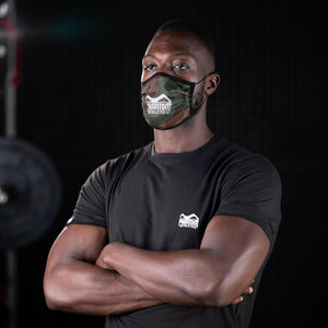 Die Tactic Green Camo Facemask von Phantom Athletics ist perfekt für Muay Thai, MMA und Outdoor-Aktivitäten. Atmungsaktives Design gewährleistet Schutz und Komfort.