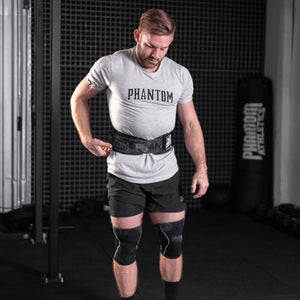 Gewichthebergürtel von Phantom Athletics, ideal für MMA- und Fitness-Athleten. Perfekte Kombination aus Stabilität, Funktionalität und modernem Design.