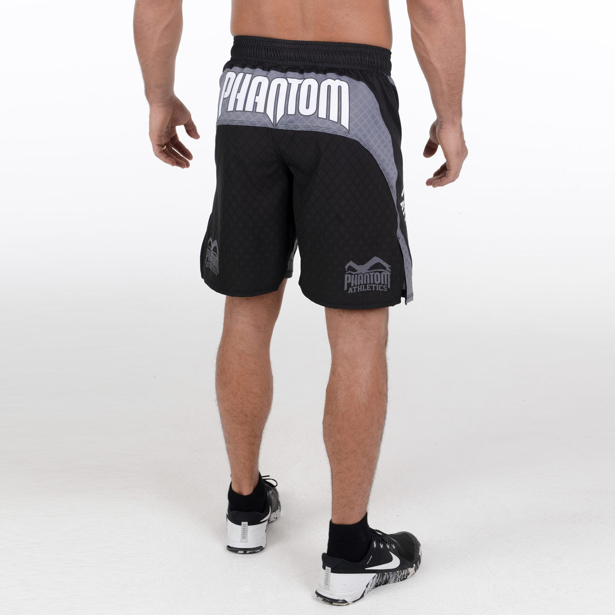 Leichte und strapazierfähige Fightshorts Storm Nitro von Phantom Athletics, ideal für intensives Training. Unterstützt dynamische Bewegungen und bietet sicheren Halt.