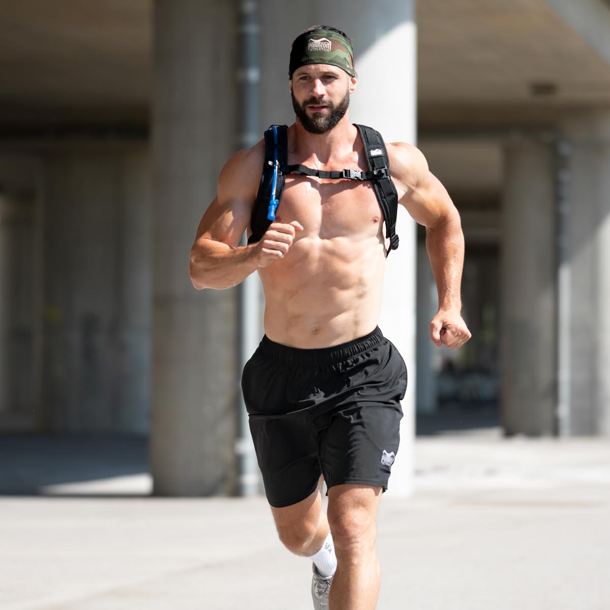 Hochwertiges Headband im Green Camo Look von Phantom Athletics, ideal für Muay Thai, Fitness und Grappling. Ergonomisches Design kombiniert Stil, Funktion und Komfort für jedes Training.