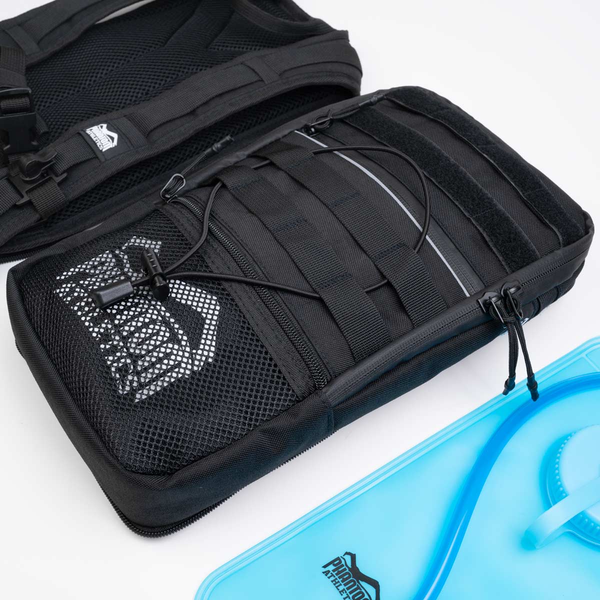 Phantom Athletics Hydro Backpack für Kampfsport und Fitness. Integrierter Trinkblasenhalter und funktionales Design machen ihn zum perfekten Begleiter für Wettkämpfe.