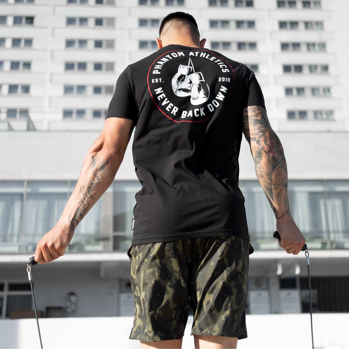 T-Shirt von Phantom Athletics mit der starken Botschaft &quot;Never Back Down&quot;, ideal für Kämpfer, die ihren Kampfgeist ausdrücken möchten. Perfekt für Sparring, Grappling oder Thaiboxen, mit bequemer Passform und sportlichem Look.