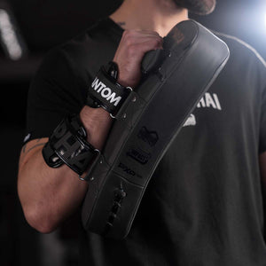 Phantom Athletics Kick Pads, perfekt für Kampfsportler und Trainer im intensiven Training. Hochwertige Materialien und robustes Design sorgen für Langlebigkeit und maximalen Schutz.