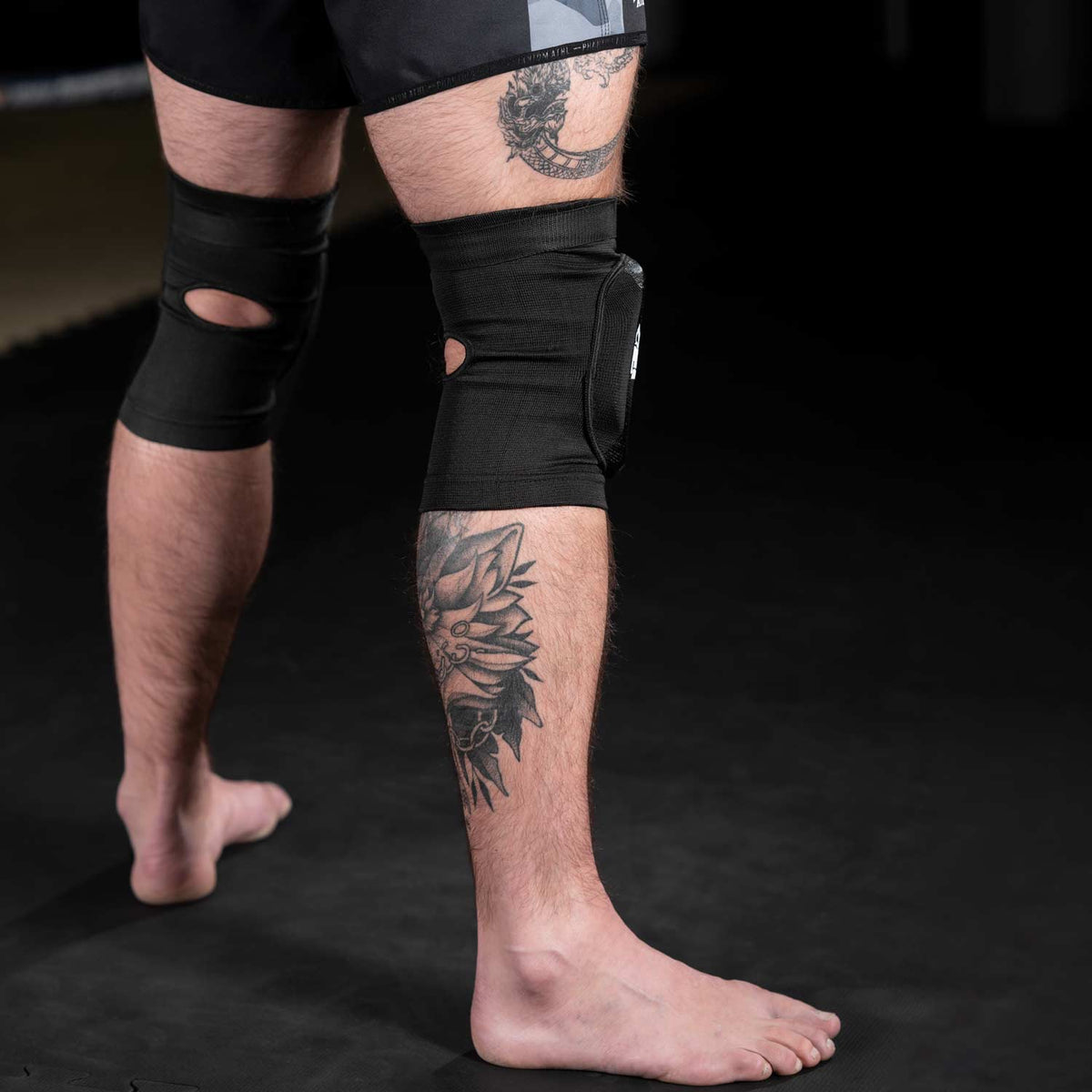 Leistungsstarke Kneeguards von Phantom Athletics, ideal für Kampfsportler und Striking-Training. Hochwertiges Material und eine ergonomische Passform garantieren Schutz und Beweglichkeit zugleich.