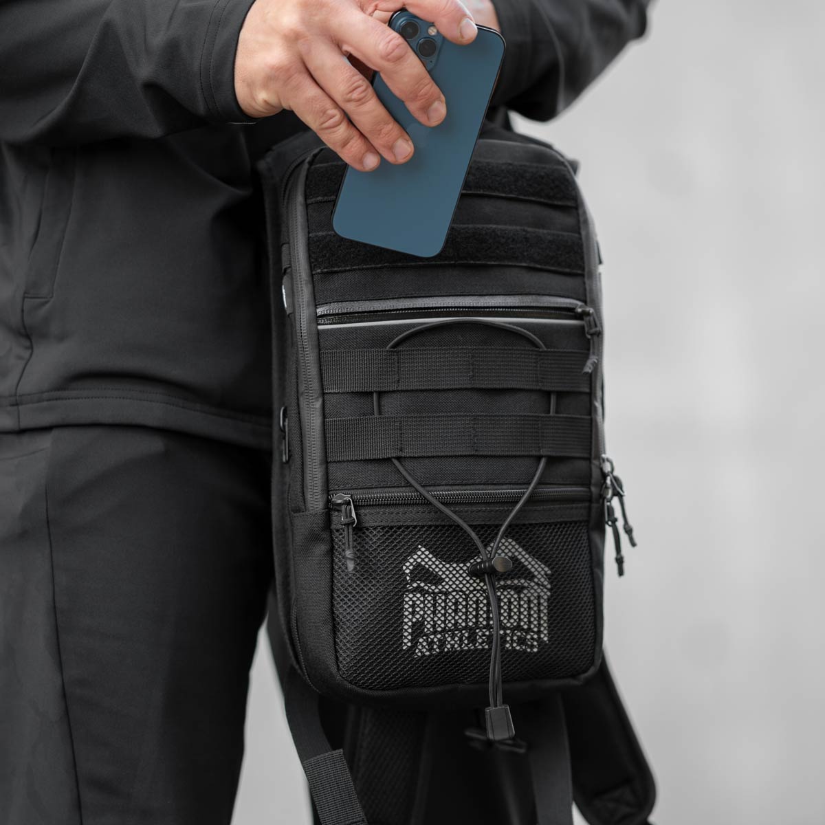 Rucksack Hydro von Phantom Athletics, ideal für Muay Thai und MMA. Vielseitige Fächer und wasserabweisendes Material bieten Platz für Schutzausrüstung und Zubehör.