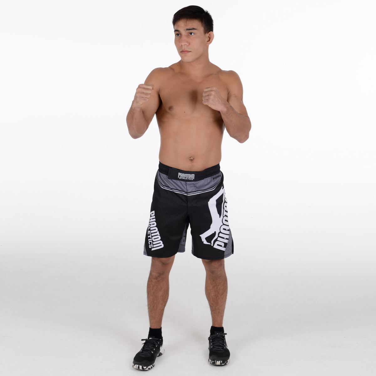 Phantom Athletics Fightshorts im Storm Nitro Look, speziell für MMA, Grappling und Striking konzipiert. Perfekt für Techniktraining und Wettkämpfe.