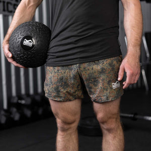 Laser Camo Training Shorts von Phantom Athletics, perfekt für intensives Kampfsporttraining. Ergonomische Passform bietet optimalen Halt und Flexibilität bei dynamischen Bewegungen.
