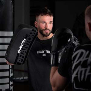 Kick Pads Apex von Phantom Athletics, entwickelt für intensives Kampfsporttraining. Stabile Konstruktion und stoßdämpfende Polsterung garantieren Sicherheit und Komfort.