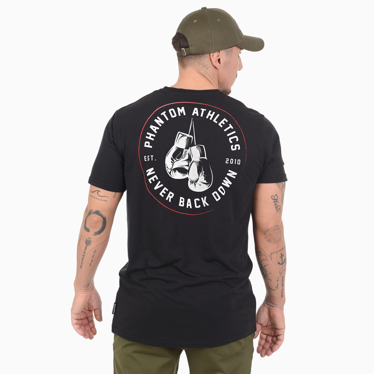 Phantom Athletics T-Shirt "Never Back Down", ideal für Kampfsportler, die ein kraftvolles Statement setzen möchten. Perfekt für MMA, Muay Thai und BJJ, kombiniert es ein stilvolles Design mit strapazierfähigem Material für Training und Alltag.