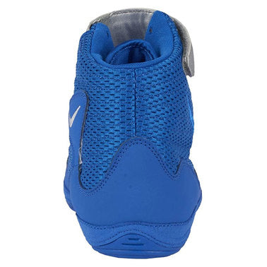 Nike Inflic 3 Ringerschuhe. Der fortschrittliche Ringerschuh für Anfänger und fortgeschrittene Ringer. Mit hoher Traktion auf der Matte und extra Klettverschluss am Knöchel. Bei Nike stimmt Qualität und Tragekomfort. Hier in der Farbe blau.