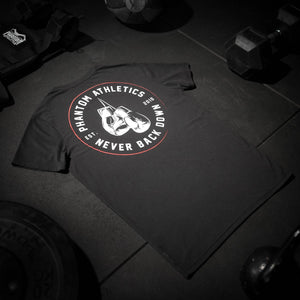 T-Shirt aus der Phantom Athletics Kollektion, speziell für Kampfsportler wie Muay Thai- und MMA-Kämpfer entwickelt. Der langlebige Stoff und die markante Botschaft sind perfekt für hartes Training oder als Statement im Alltag.