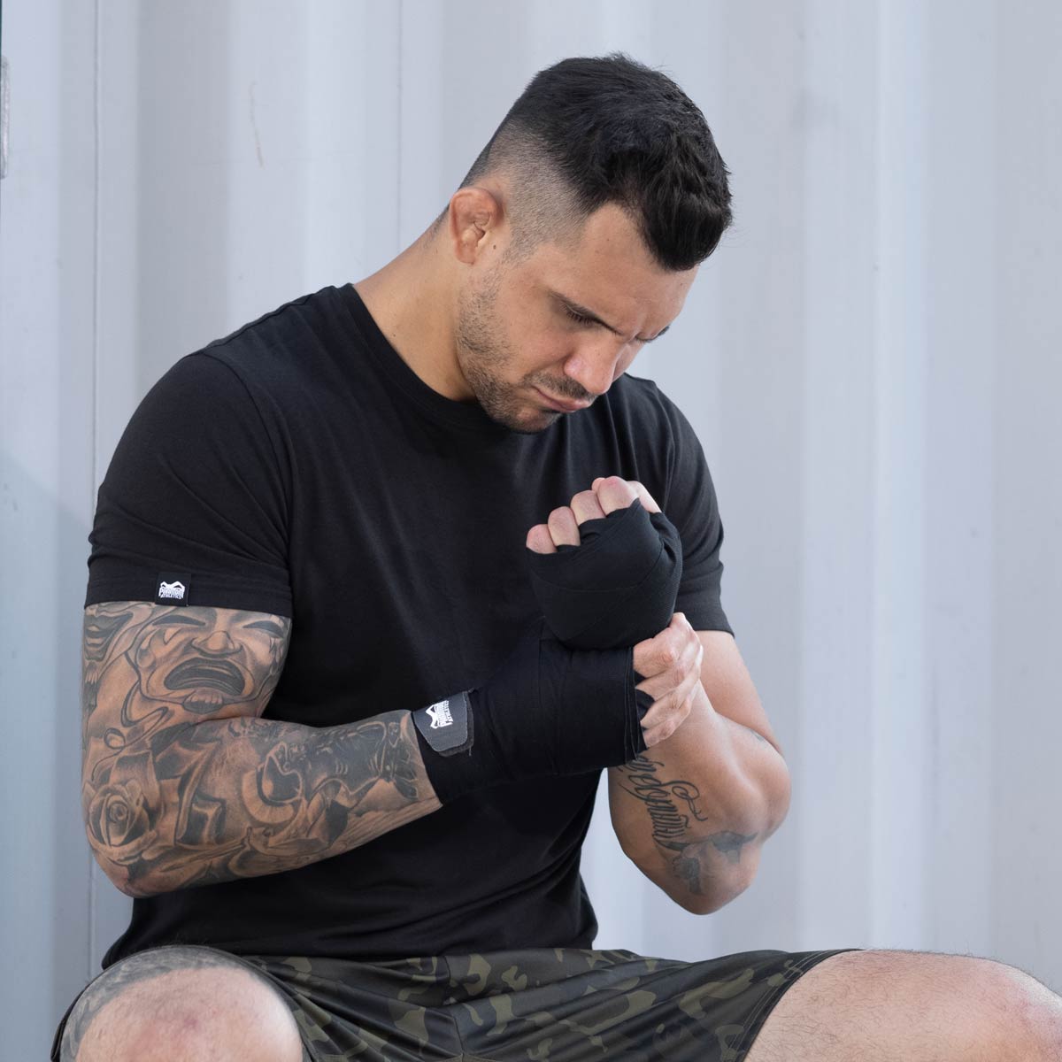 UFC Fighter Aleks Rakic mit den Phantom MMA Bandagen in schwarz vorm Training.
