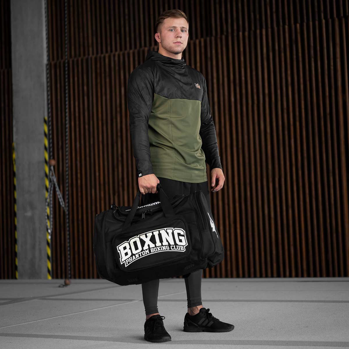 Schwarze Phantom Athletics Gymbag Tactic – Boxing aus robustem 1000D Nylon – langlebig und abriebfest für dein Training im MMA, Boxen oder Grappling. Großes Hauptfach, praktische Innen- und Außenfächer für Ausrüstung und Zubehör.