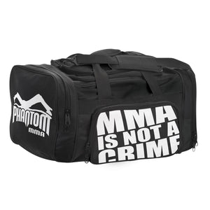 Phantom Athletics Gymbag Tactic – MMA Is Not a Crime in Schwarz – die robuste Sporttasche aus 1000D Nylon bietet dir großzügigen Stauraum für dein Kampfsport-Equipment wie Boxhandschuhe und Bettgepäck in stilvollem Design. Perfekt für MMA, Grappling oder Muay Thai Training und Alltags-Einsätze.
