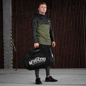 Phantom Athletics Gymbag Tactic – Muay Thai in Schwarz mit auffälligem Design – ideal für dein nächstes Muay Thai-Training. Robustes 1000D Nylon bietet Platz für Boxhandschuhe, Bandagen und mehr.