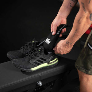 Anti-Odor Deodorizer von Phantom Athletics – ideal für Kampfsportausrüstung. Entfernt effektiv unangenehme Gerüche und hält Boxhandschuhe und Schuhe trocken und frisch.