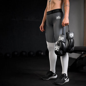 Effektives Anti-Odor Deodorizer von Phantom Athletics – neutralisiert Gerüche und Feuchtigkeit in Sportausrüstung wie Handschuhen und Schuhen. Praktische Lösung für Kampfsportler und Fitness-Enthusiasten.