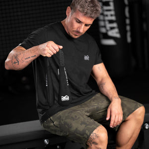 Phantom Athletics Anti-Odor Deodorizer, ideal zur Neutralisierung unangenehmer Gerüche in Kampfsportausrüstung. Perfekt für Handschuhe, Schuhe und Taschen, um Frische und Hygiene zu gewährleisten.