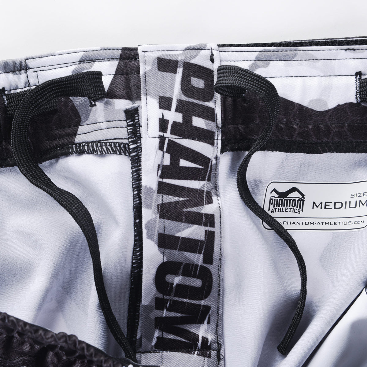 Shorts Storm Nitro von Phantom Athletics, speziell für intensives Kampfsporttraining entwickelt. Die leichten Materialien und der bequeme Schnitt ermöglichen uneingeschränkte Bewegungsfreiheit für jede Trainingseinheit.