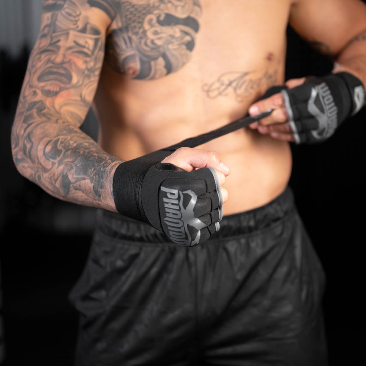 UFC Fighter Aleks Rakic bindet die Die Phantom Boxbandagen Impact mit Gel Füllung. Für mehr Schutz in deinem Kampfsporttraining.
