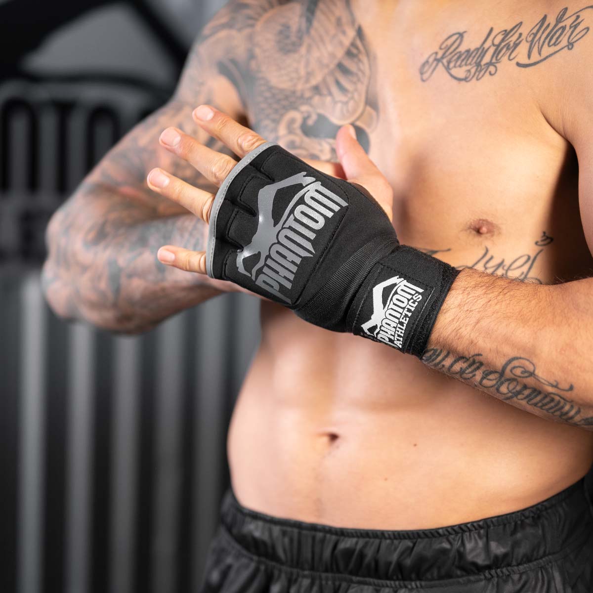 MMA Fighter Aleks Rakic trägt die Phantom Boxbandagen Impact mit Gel Füllung. Für mehr Schutz in deinem Kampfsporttraining. 