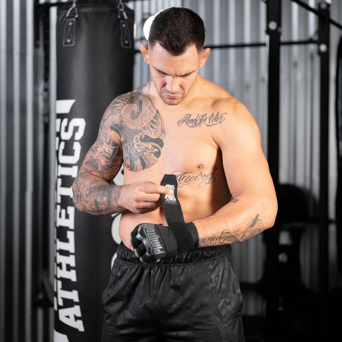 MMA Fighter Aleks Rakic trägt die Phantom Boxbandagen Impact mit Gel Füllung vor seinem nächsten Boxtraining.