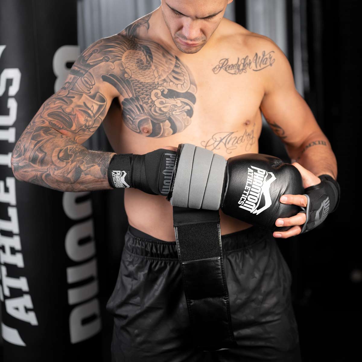 UFC Fighter Aleks Rakic trägt die Phantom Boxbandagen Impact mit Gel Füllung. Für mehr Schutz in deinem Kampfsporttraining. Produziert aus angenehmen Neoprenmaterial für ultimatives Tragegefühl. Ideal um sie unter den Phantom Elite ATF Boxhandschuhen zu tragen. 