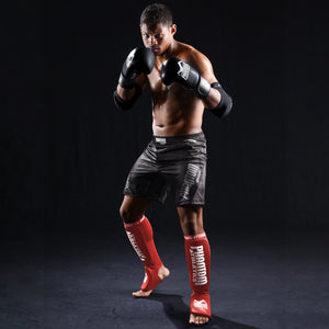 MMA Fighter im Training mit den Phantom Impact Schienbeinschonern in Rot.