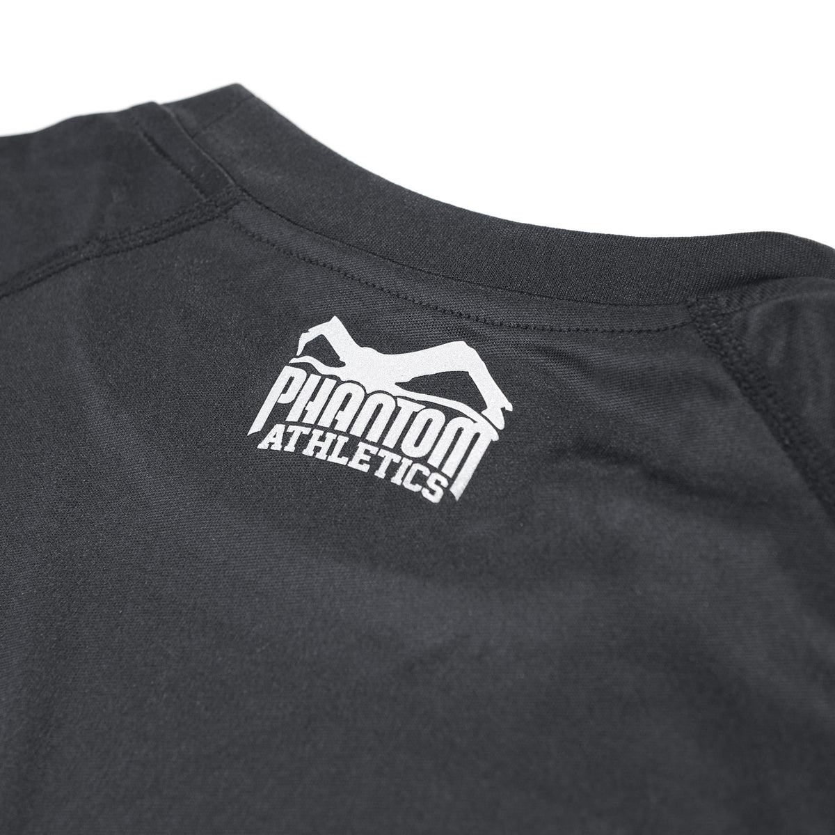 Der hochwertige Silikon Druck im Nacken des Phantom Athletics Tactic Trainingshirts