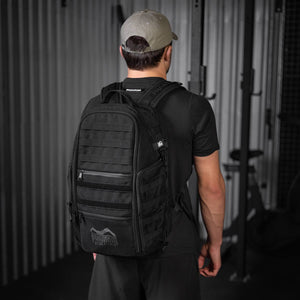 Ringer Weltmeister Idris Ibaev mit dem Phantom Tactic-S Rucksack. Ideal um alles mitzunehmen was du im Ringertraining brauchst.  Ringerrschuhe, Ringertrikot, Handtuch, Shaker und mehr. 