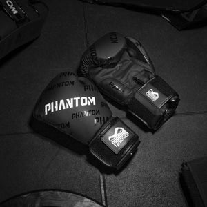 Die Boxhandschuhe Velcro von Phantom Athletics sind für tägliches Training und Sparring in Boxen und Muay Thai ausgelegt. Der praktische Klettverschluss ermöglicht eine einfache Anpassung und optimalen Sitz. Das strapazierfähige Material sorgt für eine lange Lebensdauer, auch bei intensiver Nutzung.